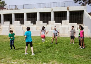 Γραμματικό: «Φταίει το επισκεπτήριο» – Τι ισχυρίζεται η ιδιοκτήτρια της κατασκήνωσης με τα 100 άρρωστα παιδιά