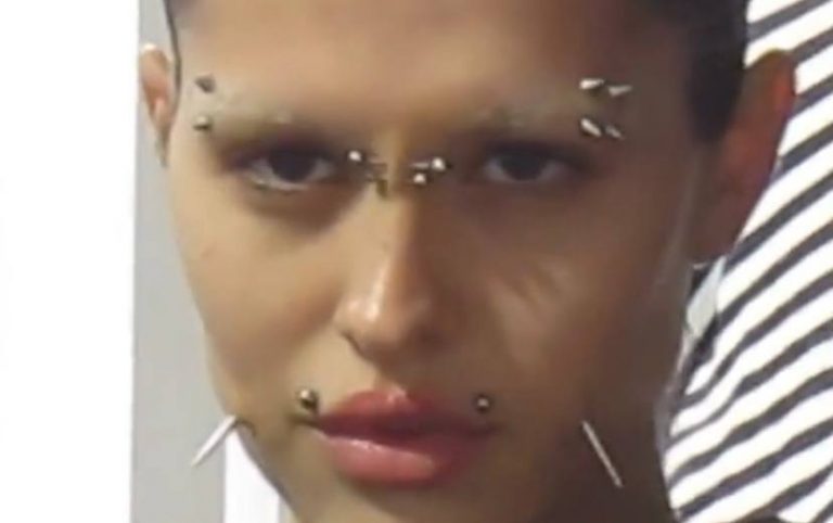 Τα ψεύτικα σκουλαρίκια είναι η νέα τάση της μόδας;