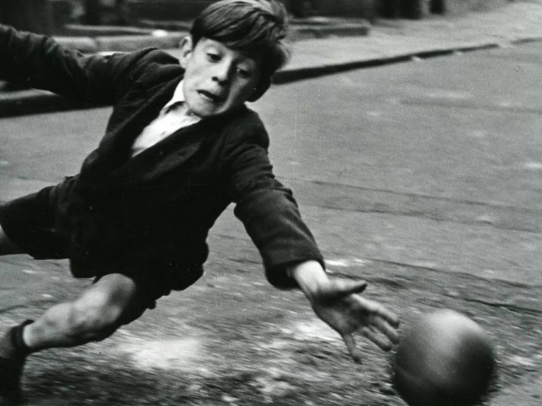 Tα παιδιά που τρέχουν ανεξέλεγκτα στις φτωχογειτονιές του βομβαρδισμένου Λονδίνου