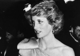 Η Cardi B υιοθετεί το στυλ της πριγκίπισσας Νταϊάνα με ένα από τα εμβληματικά σύνολα της