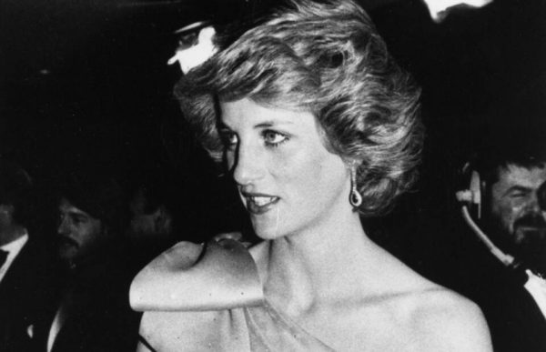 Η Cardi B υιοθετεί το στυλ της πριγκίπισσας Νταϊάνα με ένα από τα εμβληματικά σύνολα της