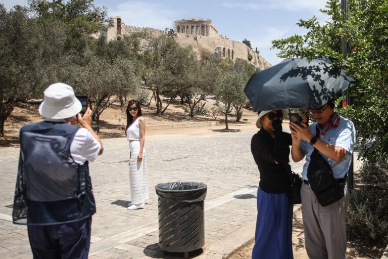 Πνίγει τη χώρα ο καύσωνας με 43άρια και αφρικανική σκόνη – «Ξεπεράστηκε κάθε προηγούμενο ρεκόρ»