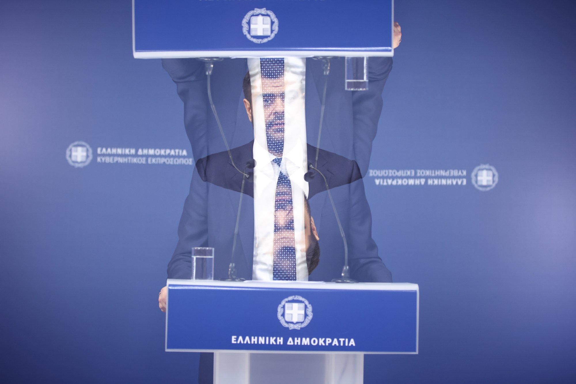 Ο Μαρινάκης ανακοινώνει τον ανασχηματισμό