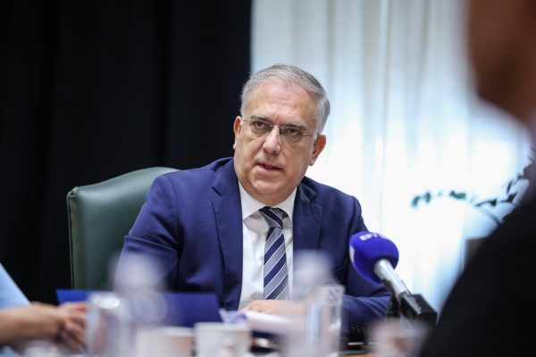 Πώς βλέπει η αγορά τα σχέδια Θεοδωρικάκου για την ακρίβεια