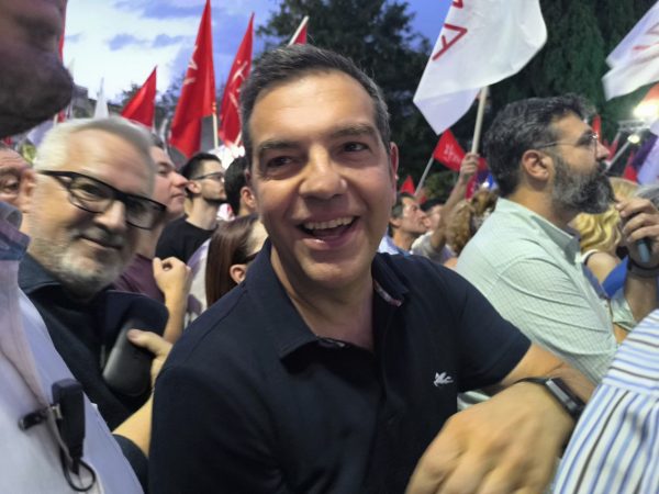 Με συνθήματα και χειροκροτήματα η υποδοχή Τσίπρα στο Σύνταγμα