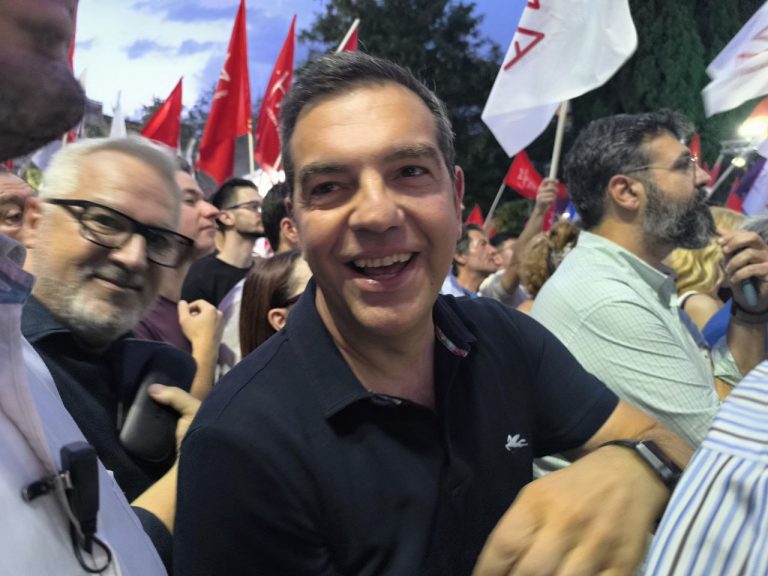 Με συνθήματα και χειροκροτήματα η υποδοχή Τσίπρα στο Σύνταγμα