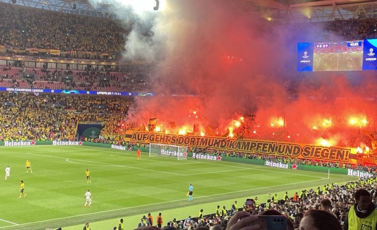 Χαμός από τους οπαδούς της Ντόρτμουντ: Άναψαν καπνογόνα (vid)
