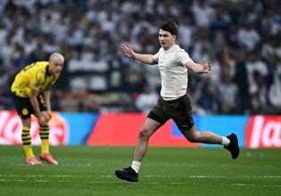 Εισβολή οπαδών στον αγωνιστικό χώρο του Γουέμπλεϊ (pics+vid)