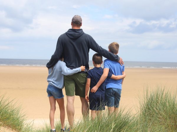 Γιατί ο πρίγκιπας Γουίλιαμ και τα παιδιά του πόζαραν πλάτη – Η εξήγηση για τη φωτογραφία της Κέιτ Μίντλετον