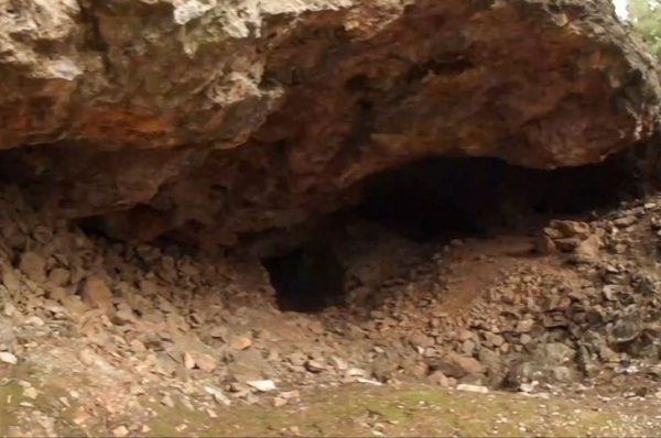 Θρίλερ στο Λαύριο: Τα σύμβολα σατανισμού και τα ανθρώπινα οστά – Ξέθαψαν σορό μετά από 46 χρόνια