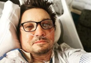 Τζέρεμι Ρένερ: Φωτογραφίζεται και δείχνει τις ουλές στο σώμα του μετά το σοβαρό ατύχημα