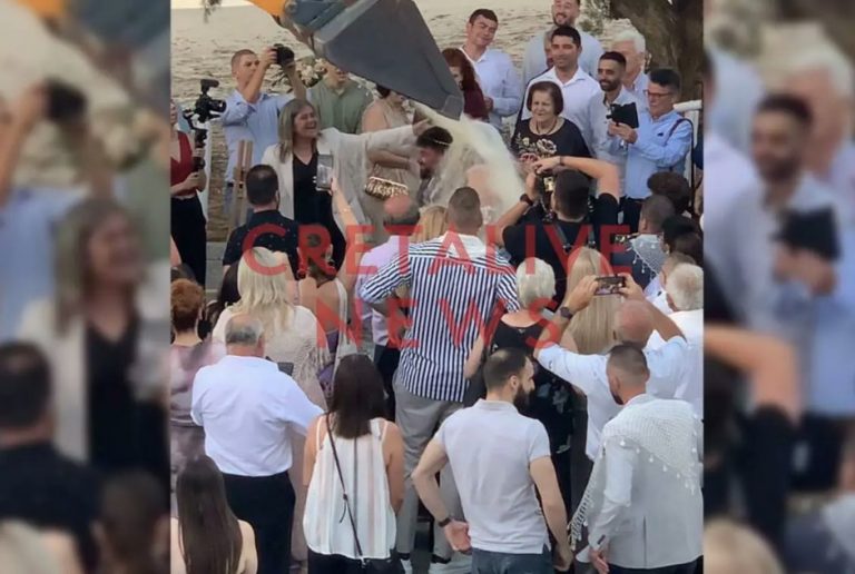 Ηράκλειο: Έριξαν δεκάδες κιλά ρύζι στα κεφάλια των νεόνυμφων με… φορτωτάκι