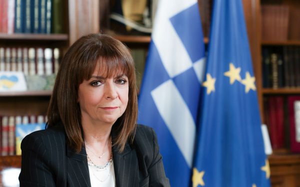 Παράσημο του Ανώτερου Ταξιάρχη του Τάγματος της Τιμής σε Γιάννη Μαρκόπουλο, Λευτέρη Παπαδόπουλο και Μίμη Πλέσσα