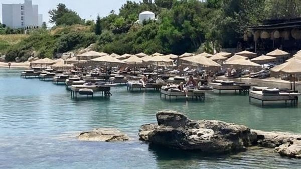 Ρόδος: Σφραγίστηκε το beach bar με τις ξαπλώστρες στη θάλασσα – Πώς εντοπίστηκε