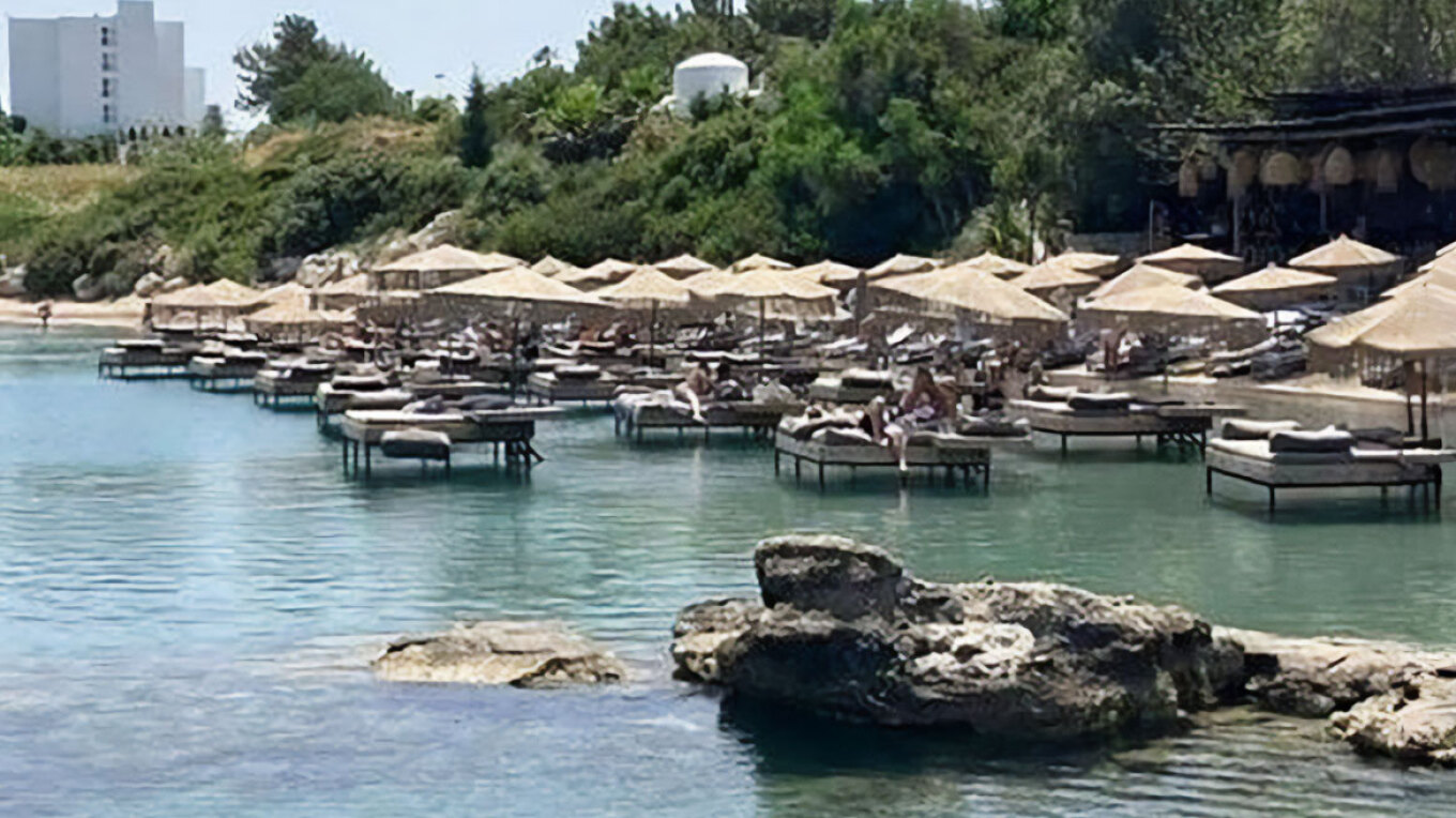 Ρόδος: Σφραγίστηκε το beach bar με τις ξαπλώστρες στη θάλασσα – Πώς εντοπίστηκε