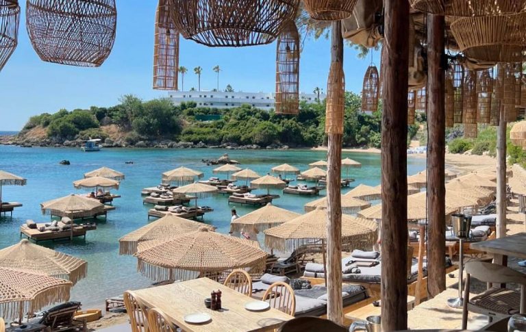 Ρόδος: «Ξαπλώστρα πάρτι» περιμένοντας το πρωτόκολλο κατεδάφισης – Σαν να μη συνέβη τίποτα…