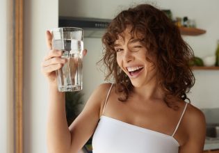 Ενυδάτωση SOS: Ξεκαθαρίζουμε τις αλήθειες από τους μύθους