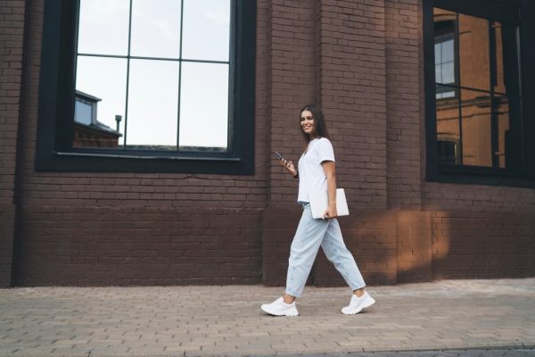 Εκτοξεύστε τον μεταβολισμό σας με αυτή την απλή αλλαγή στο περπάτημα