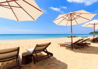 Ξαπλώστρες: «Καίνε» οι τιμές στις παραλίες