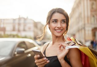 Ετοιμάζεστε για ταξίδι; Αυτά είναι τα 6 εύκολα & στιλάτα travel-friendly χτενίσματα