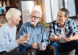 Κοντεύουν τα 35 κι ακόμα μένουν με τους γονείς – Η Ευρώπη των χαμένων ευκαιριών