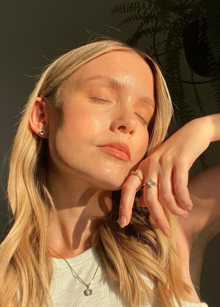 Το μυστικό για να ανανεώσετε το αντηλιακό πάνω από το μακιγιάζ σας