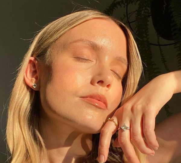 Το μυστικό για να ανανεώσετε το αντηλιακό πάνω από το μακιγιάζ σας