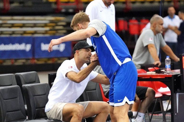 Η χειραψία και η αγκαλιά Σλούκα – Γουόκαπ στην προπόνηση της Εθνικής (pics)