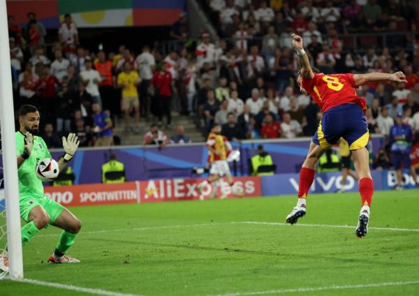 Υπέροχη σέντρα του Γιαμάλ, κεφαλιά του Ρουίθ και 2-1 η Ισπανία (Vid)