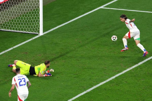 Αυτογκόλ του Καλαφιόρι και 1-0 η Ισπανία (vid)