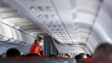 Ποιος είναι ο πραγματικός λόγος που οι αεροσυνοδοί σάς χαιρετούν κατά την επιβίβαση στο αεροπλάνο;