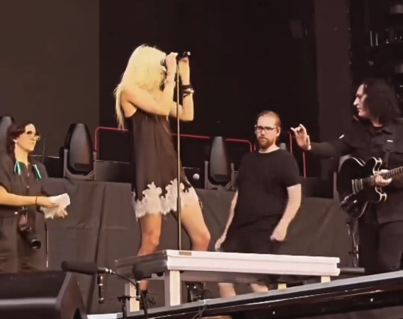 Νυχτερίδα δάγκωσε την τραγουδίστρια Taylor Momsen πάνω στη σκηνή