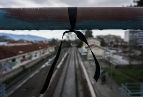 Τέμπη: «Γνώριζαν ότι δεν είχε υπογραφεί σύμβαση μεταξύ Hellenic Train και ΟΣΕ» – Ερωτήματα για τη φωτιά