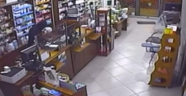 Θεσσαλονίκη: Κάμερα ασφαλείας φαρμακείου «συλλαμβάνει» διαρρήκτες επί το… έργον