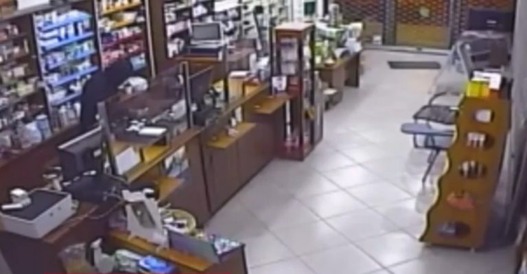 Θεσσαλονίκη: Κάμερα ασφαλείας φαρμακείου «συλλαμβάνει» διαρρήκτες επί το… έργον