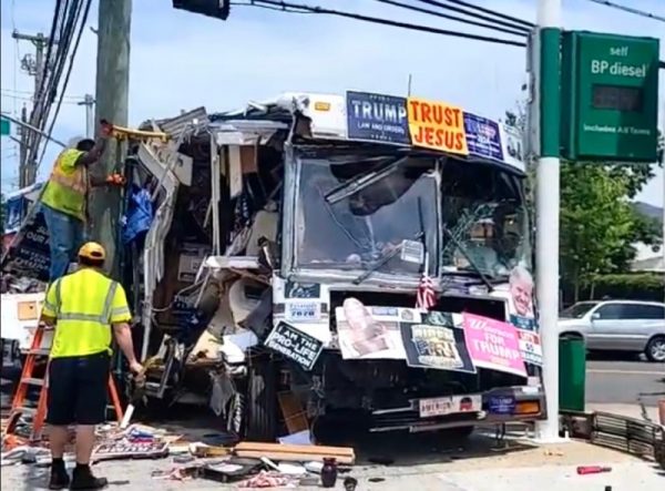 Viral: Λεωφορείο «ντυμένο» με αφίσες του Τραμπ συγκρούεται στη Νέα Υόρκη