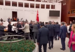 Σε ρινγκ μετατράπηκε η Εθνοσυνέλευση στην Τουρκία – Ξύλο ανάμεσα σε βουλευτές του Ερντογάν και του κουρδικού κόμματος