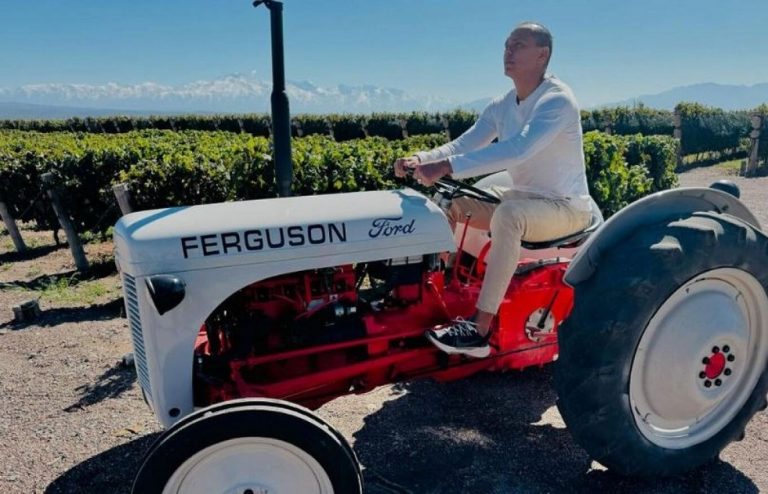 Ο Τζιοβάνι υποδέχτηκε το καλοκαίρι πάνω σε τρακτέρ (pics)