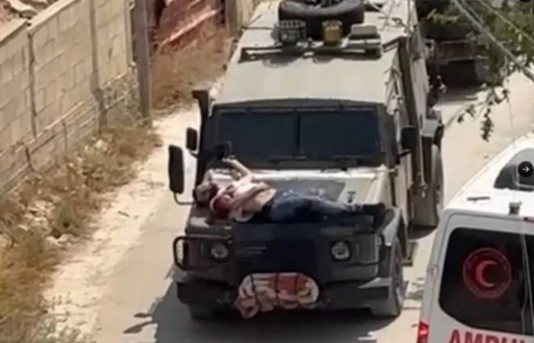 Δυτική Όχθη: Ισραηλινοί έδεσαν και περιέφεραν τραυματισμένο Παλαιστίνιο στο καπό τζιπ