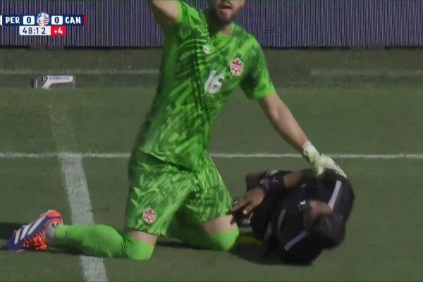 Σοκ στο Κόπα Αμέρικα: Κατέρρευσε λόγω ζέστης ο επόπτης στο Περού – Καναδάς (vid)