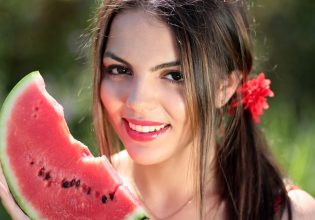 Διατροφή το καλοκαίρι: Συμβουλές για να τη βελτιώσεις χωρίς κόπο