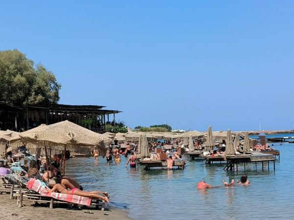 Ρόδος: Στη δικαιοσύνη τη Δευτέρα ο υπεύθυνος του Beach Bar  με τις ξαπλώστρες στη θάλασσα