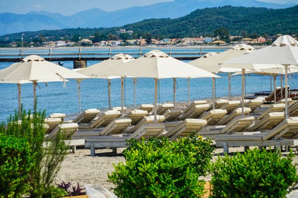 Ακριβή μου… ξαπλώστρα: Οι συντεταγμένες της «χρυσής βουτιάς» στις οργανωμένες παραλίες