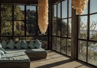 Μινιμαλισμός ή επιδειξιμανία; Τα παράθυρα χωρίς κουρτίνες είναι τάση