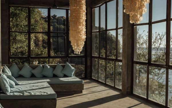 Μινιμαλισμός ή επιδειξιμανία; Τα παράθυρα χωρίς κουρτίνες είναι τάση