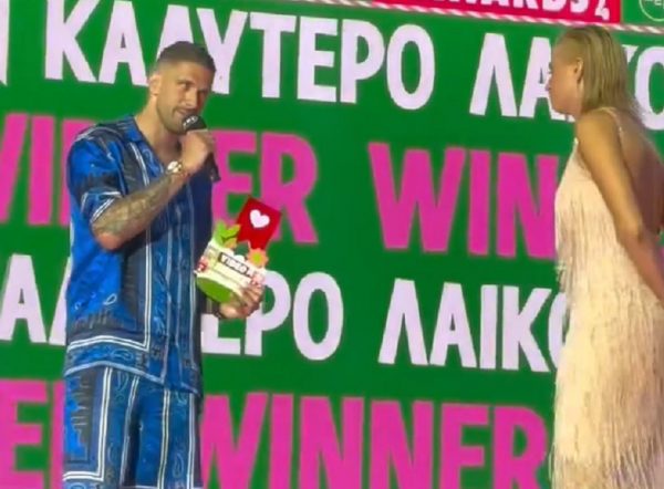 Επική στιγμή: Ο Πασχαλάκης βράβευσε την Κατερίνα Λιόλιου και έκανε παραγγελιά το… «νοικιάστηκε» (vid)