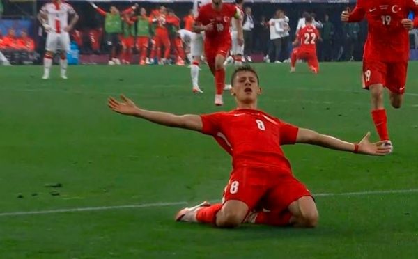Εντυπωσιακό γκολ από τον Γκιουλέρ για το 2-1 της Τουρκίας (vids)