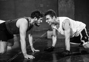 Τα σκυλιά: Το νέο έργο του Ανέστη Αζά δίνει τον πρώτο λόγο στα σκυλιά και την ανιδιοτελή αγάπη