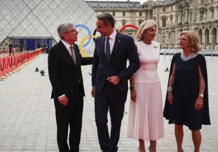 Γαλλία: Στο Λούβρο το δείπνο για τους Αγώνες – Κυριάκος και Μαρέβα Μητσοτάκη στους καλεσμένους