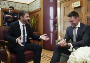 Στέφανος Κασσελάκης: Συγχαρητήρια στον Νίκο Ανδρουλάκη για τη συνάντηση με τη Χαρίτα Μάντολες – Τι προτείνει